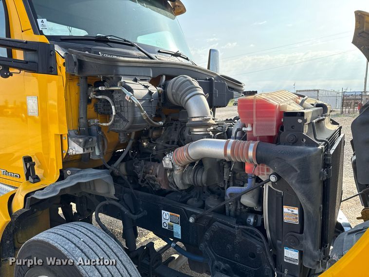 image for item EJ4570 2022 Kenworth T680 semi truck