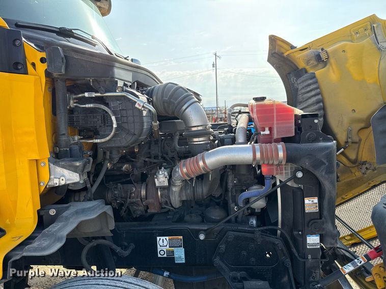 image for item EJ4570 2022 Kenworth T680 semi truck