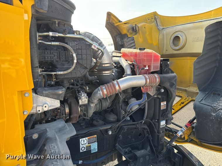 image for item EJ4570 2022 Kenworth T680 semi truck