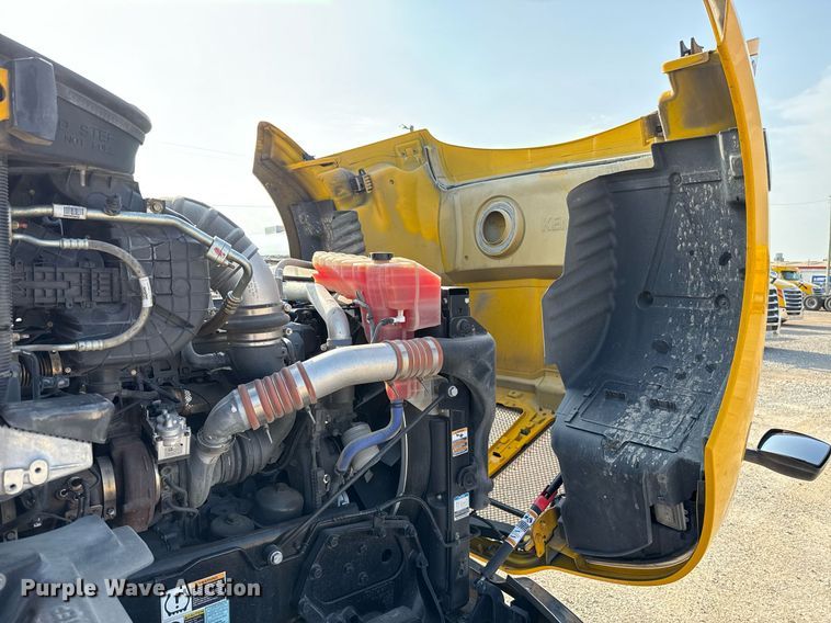 image for item EJ4570 2022 Kenworth T680 semi truck