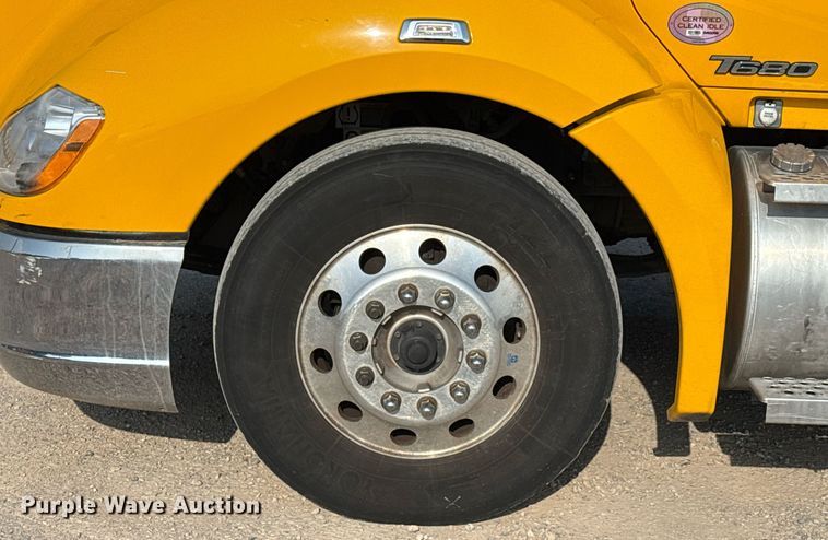 image for item EJ4570 2022 Kenworth T680 semi truck