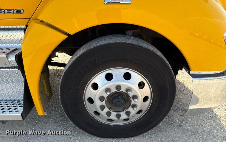 image for item EJ4570 2022 Kenworth T680 semi truck