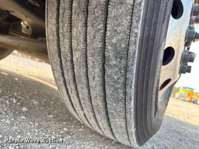 image for item EJ4570 2022 Kenworth T680 semi truck