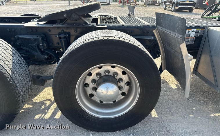 image for item EJ4570 2022 Kenworth T680 semi truck