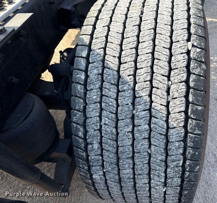 image for item EJ4570 2022 Kenworth T680 semi truck