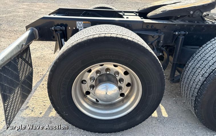 image for item EJ4570 2022 Kenworth T680 semi truck