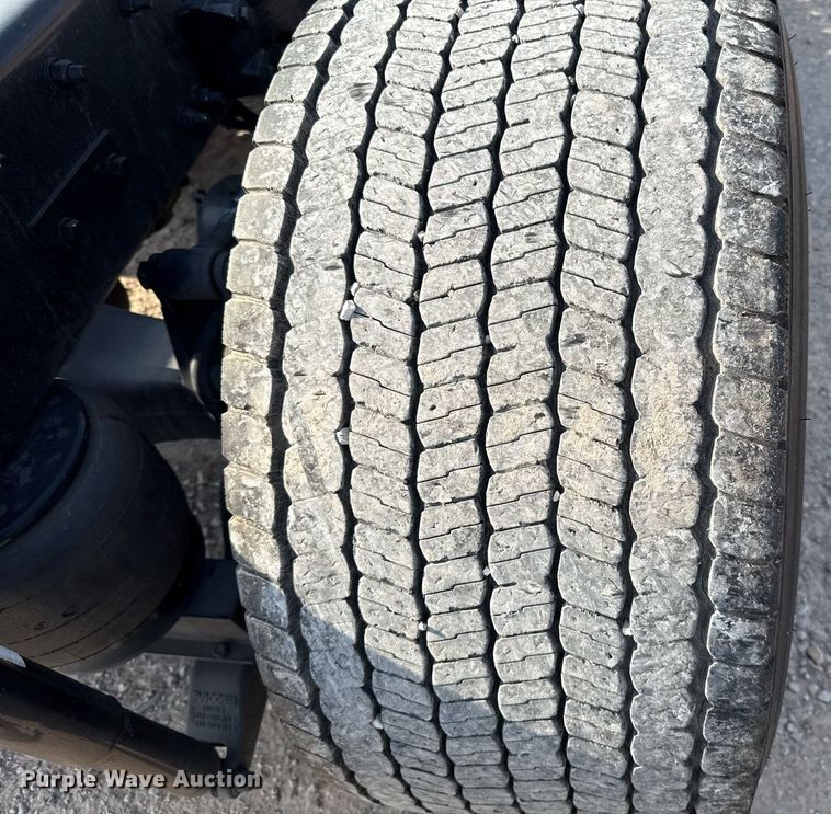 image for item EJ4570 2022 Kenworth T680 semi truck