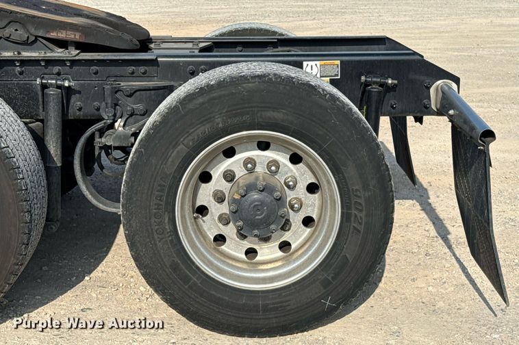 image for item EJ4570 2022 Kenworth T680 semi truck