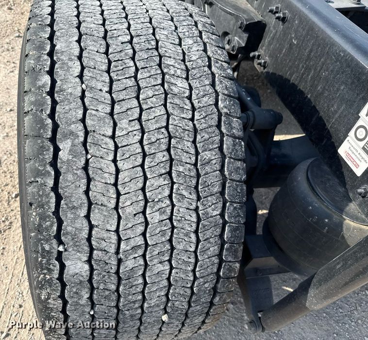 image for item EJ4570 2022 Kenworth T680 semi truck