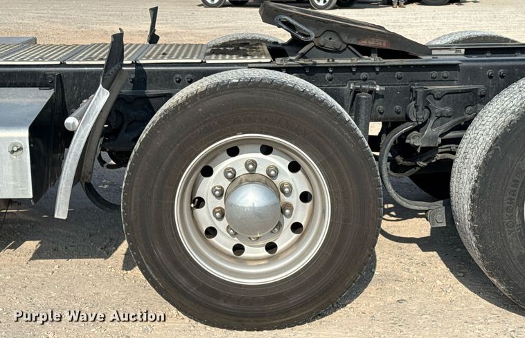 image for item EJ4570 2022 Kenworth T680 semi truck