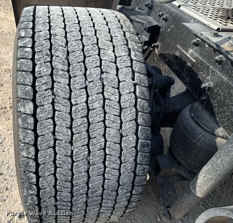 image for item EJ4570 2022 Kenworth T680 semi truck