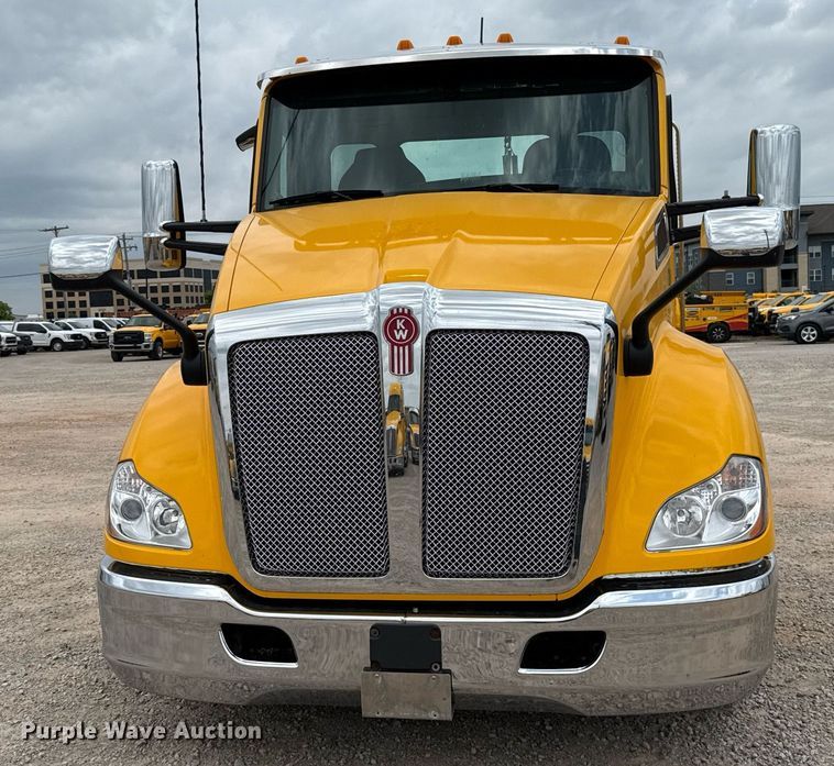 image for item EJ4571 2020 Kenworth T680 semi truck