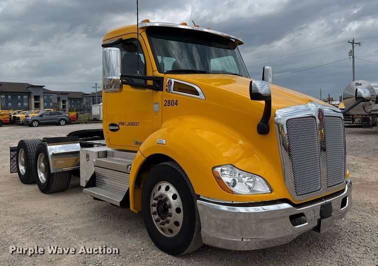 image for item EJ4571 2020 Kenworth T680 semi truck