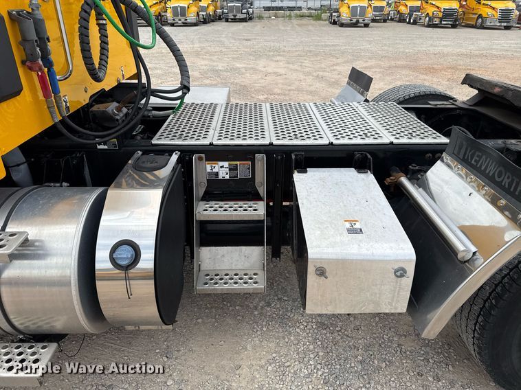 image for item EJ4571 2020 Kenworth T680 semi truck