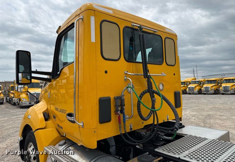 image for item EJ4571 2020 Kenworth T680 semi truck