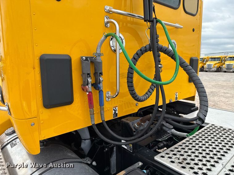 image for item EJ4571 2020 Kenworth T680 semi truck