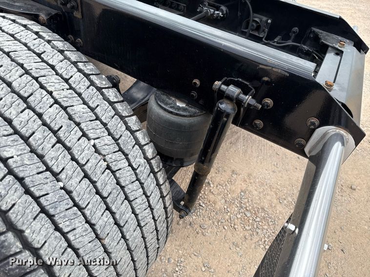 image for item EJ4571 2020 Kenworth T680 semi truck