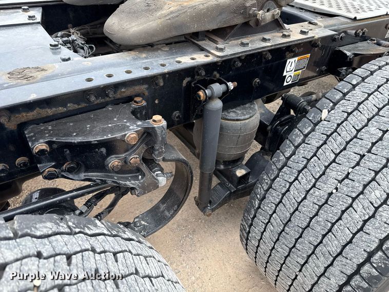 image for item EJ4571 2020 Kenworth T680 semi truck