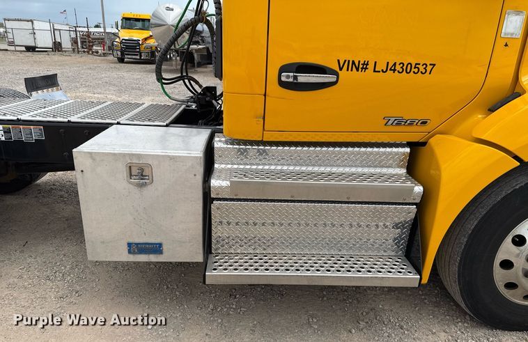 image for item EJ4571 2020 Kenworth T680 semi truck