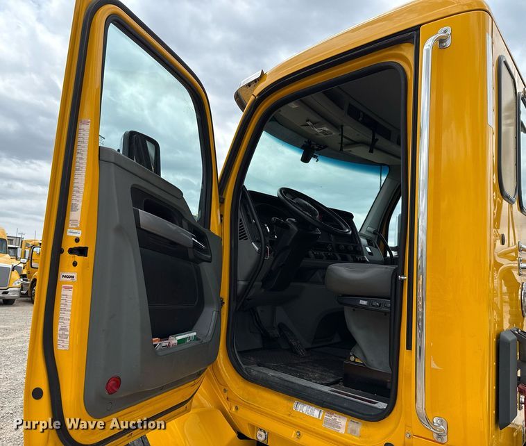 image for item EJ4571 2020 Kenworth T680 semi truck