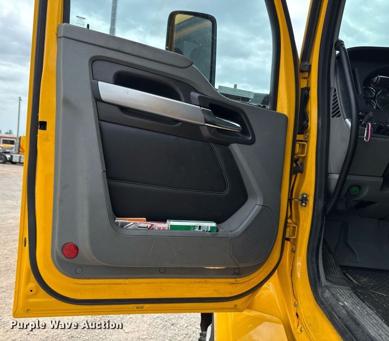 image for item EJ4571 2020 Kenworth T680 semi truck