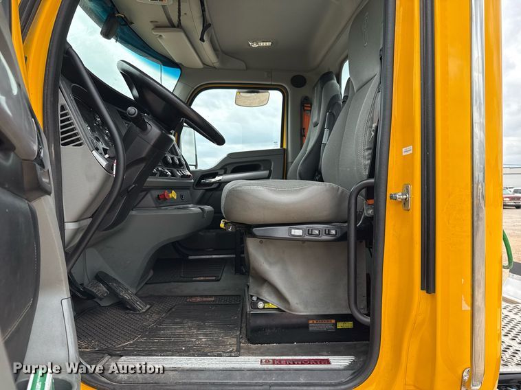 image for item EJ4571 2020 Kenworth T680 semi truck