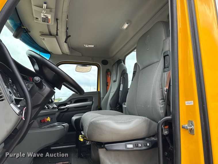 image for item EJ4571 2020 Kenworth T680 semi truck