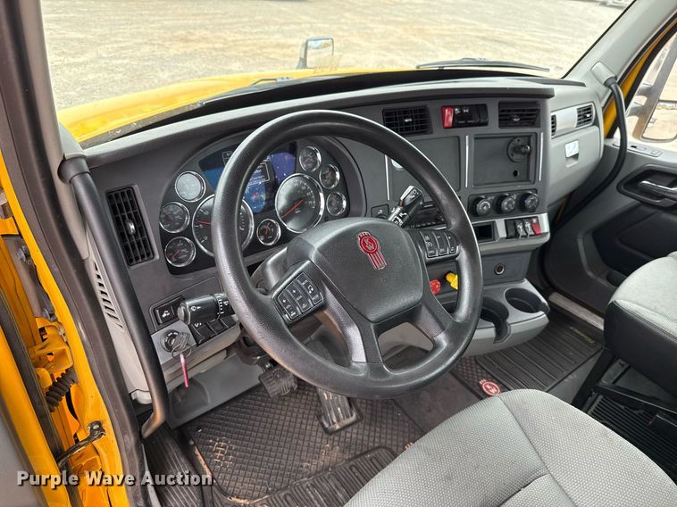 image for item EJ4571 2020 Kenworth T680 semi truck
