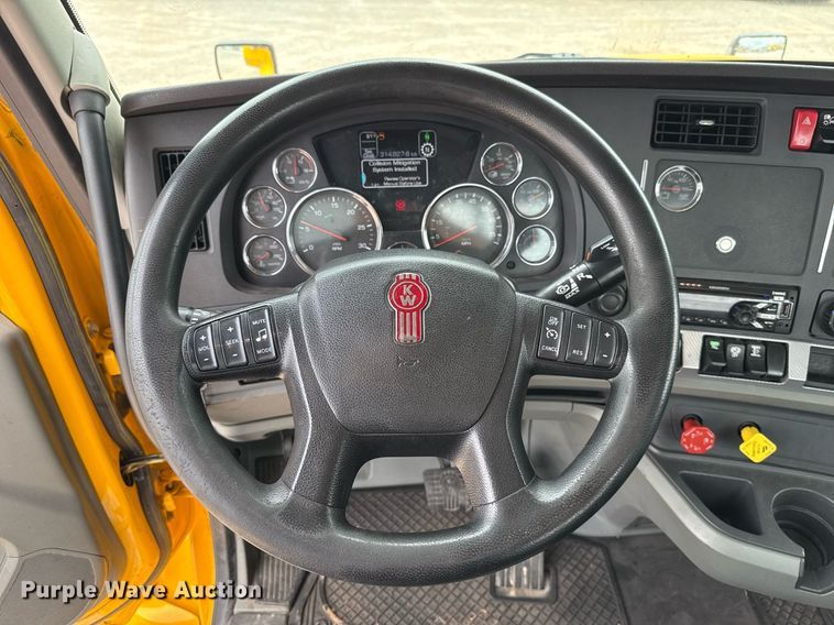 image for item EJ4571 2020 Kenworth T680 semi truck