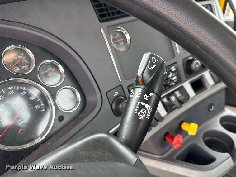 image for item EJ4571 2020 Kenworth T680 semi truck