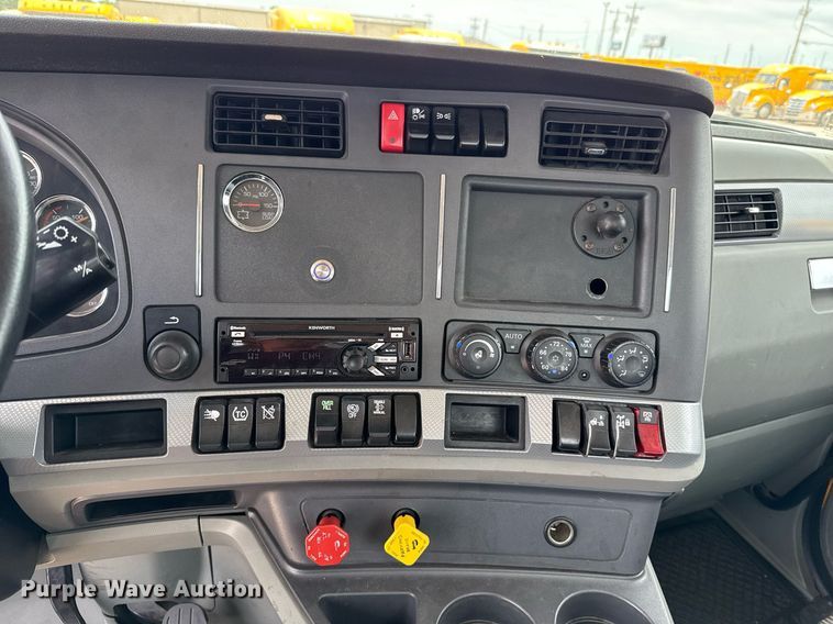 image for item EJ4571 2020 Kenworth T680 semi truck