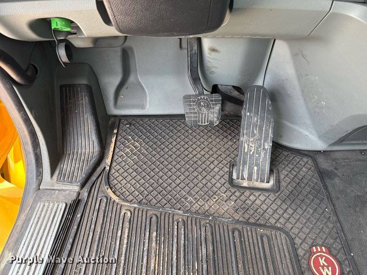 image for item EJ4571 2020 Kenworth T680 semi truck