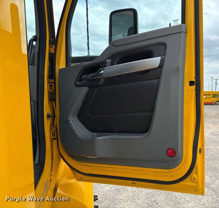 image for item EJ4571 2020 Kenworth T680 semi truck