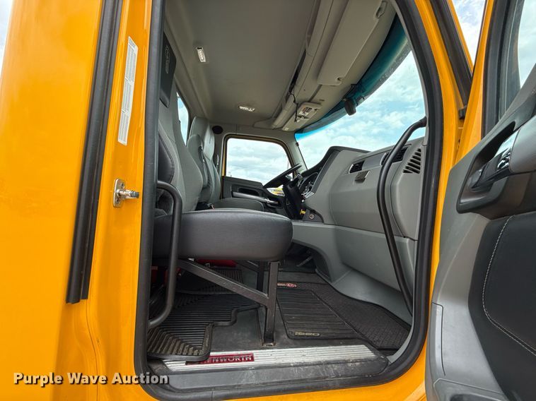 image for item EJ4571 2020 Kenworth T680 semi truck