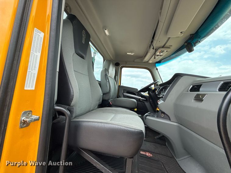 image for item EJ4571 2020 Kenworth T680 semi truck