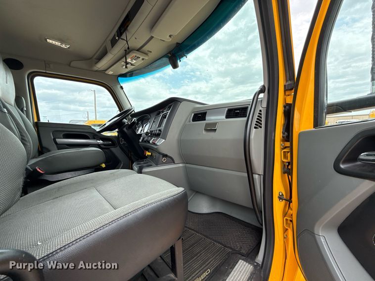 image for item EJ4571 2020 Kenworth T680 semi truck