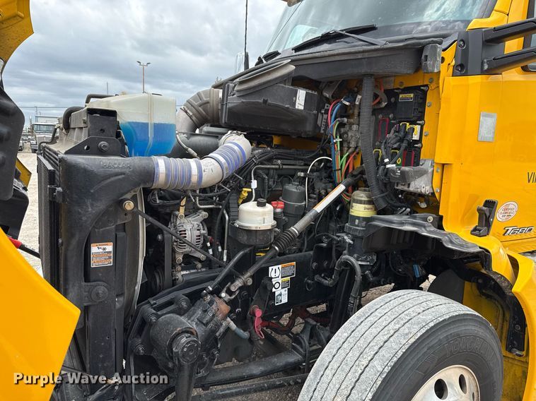 image for item EJ4571 2020 Kenworth T680 semi truck