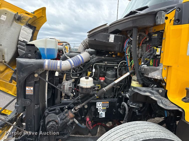 image for item EJ4571 2020 Kenworth T680 semi truck