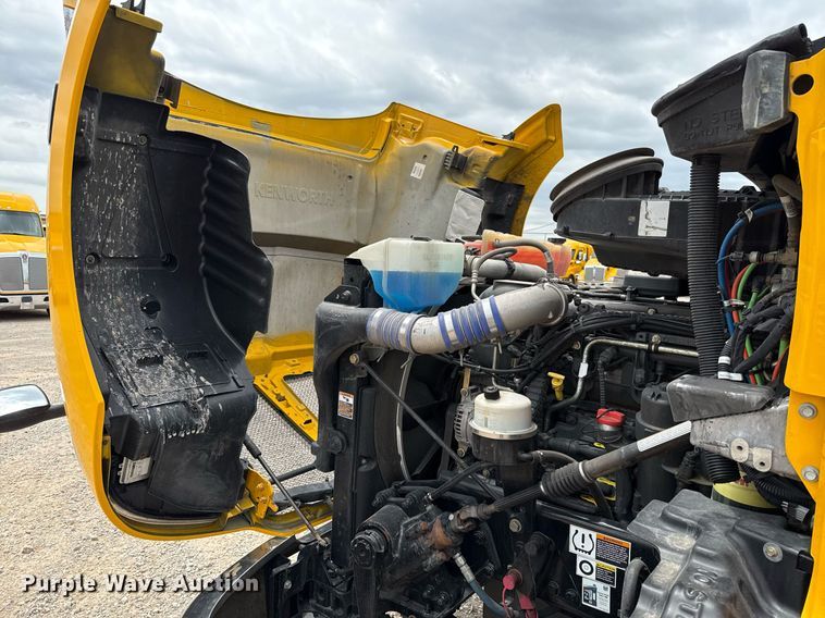 image for item EJ4571 2020 Kenworth T680 semi truck