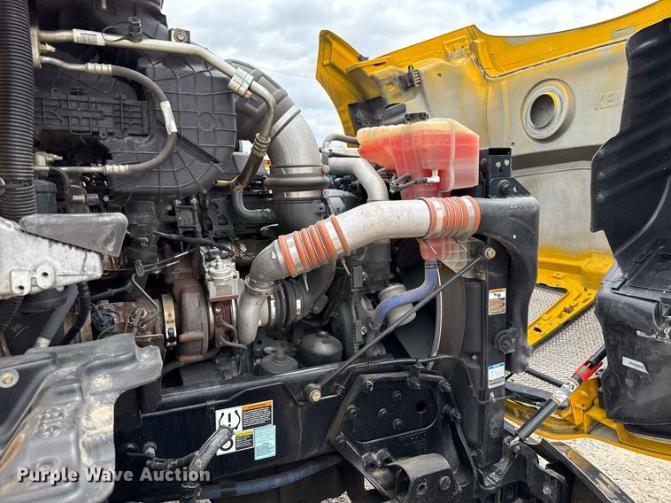 image for item EJ4571 2020 Kenworth T680 semi truck