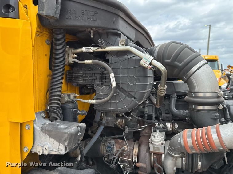 image for item EJ4571 2020 Kenworth T680 semi truck