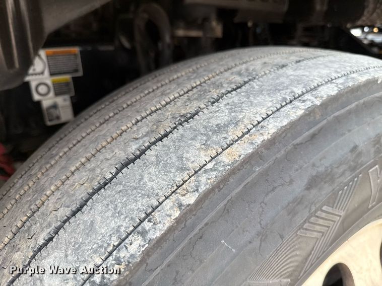 image for item EJ4571 2020 Kenworth T680 semi truck