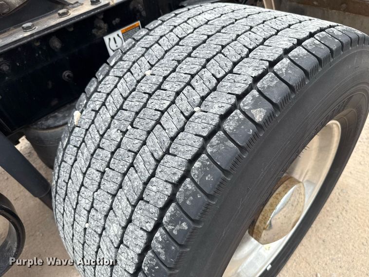 image for item EJ4571 2020 Kenworth T680 semi truck