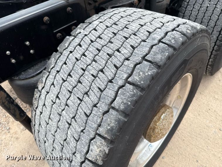 image for item EJ4571 2020 Kenworth T680 semi truck