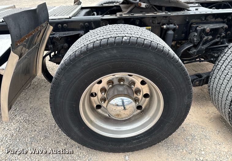 image for item EJ4571 2020 Kenworth T680 semi truck