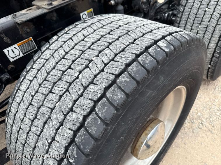 image for item EJ4571 2020 Kenworth T680 semi truck