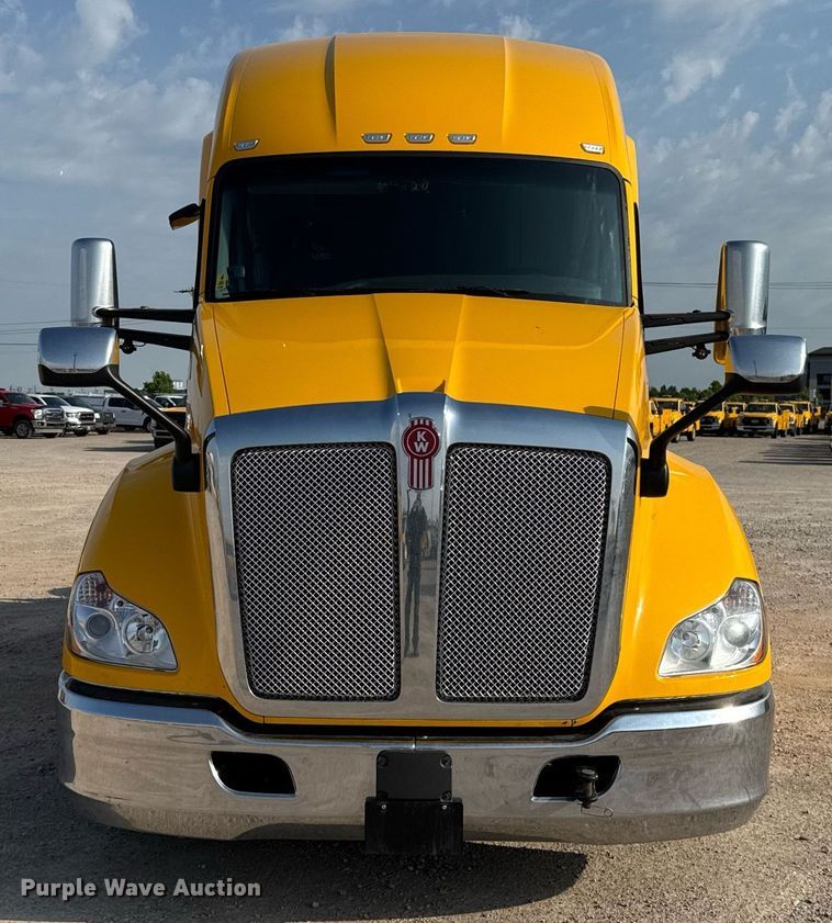 image for item EJ4572 2022 Kenworth T680 semi truck