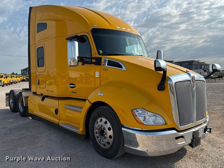 image for item EJ4572 2022 Kenworth T680 semi truck