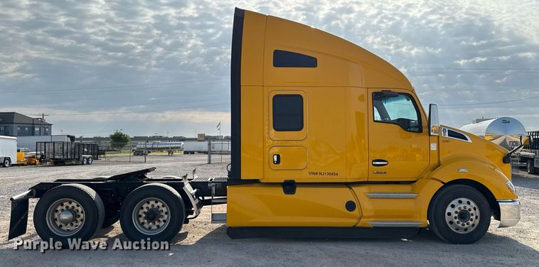 image for item EJ4572 2022 Kenworth T680 semi truck