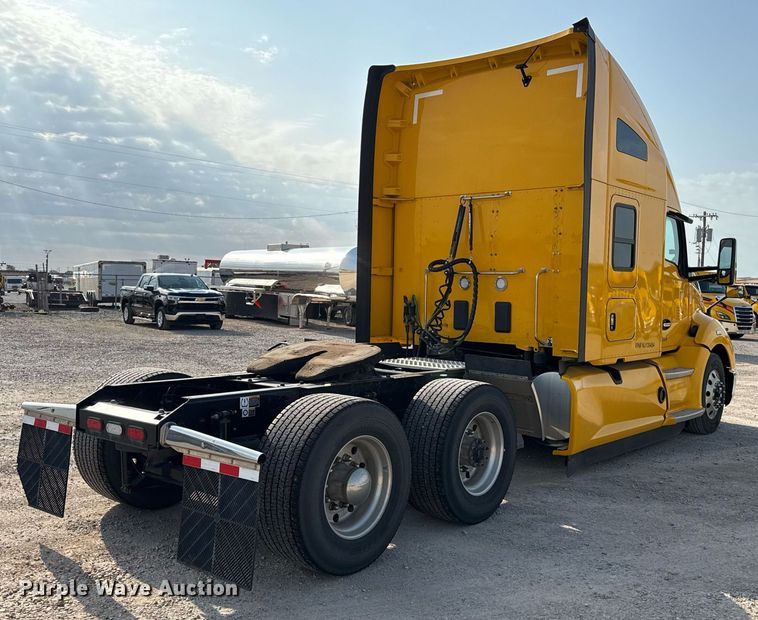 image for item EJ4572 2022 Kenworth T680 semi truck